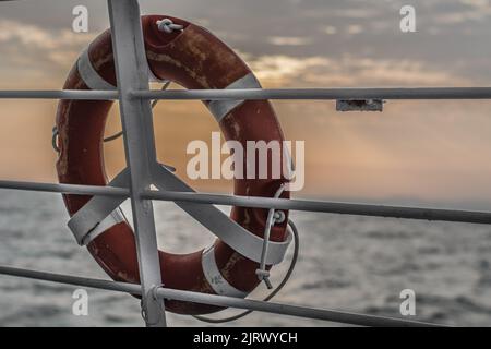 Gros plan de la bouée Orange LIFE sur bateau en mer Banque D'Images