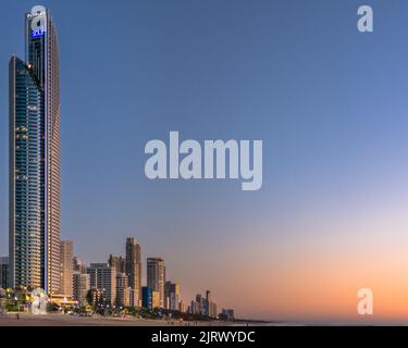 Gratte-ciels sur la plage de Surfers Paradise, Gold Coast, Australie Banque D'Images