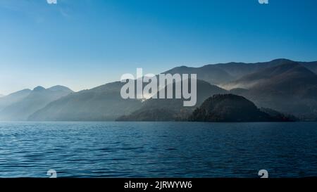 Photo stock vue brume et brouillard lac de Côme Banque D'Images