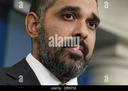 Washington DC, États-Unis. 26th août 2022. Bharat Ramamurti, directeur adjoint du Conseil économique national, prend la parole lors d'un briefing de presse dans la salle d'information de presse de James S. Brady à la Maison Blanche à Washington, DC, vendredi, 26 août 2022. Hier, le président Biden a déclaré que les candidats républicains au Congrès étaient engagés à « défier l'Amérique » et qu'il n'avait aucun respect pour les adhérents de l'ancien président Donald Trump, alors qu'il a lancé son effort de campagne de mi-mandat par un rassemblement dans la banlieue du Maryland. Photo par Yuri Gripas/UPI crédit: UPI/Alay Live News Banque D'Images