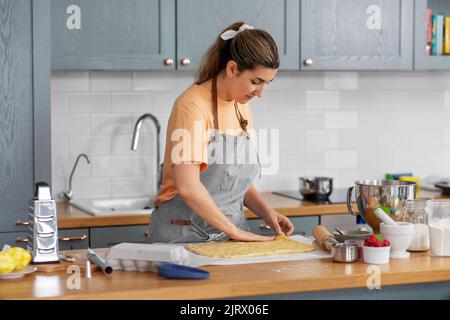 femme cuisant de la nourriture et de la pâtisserie sur la cuisine à la maison Banque D'Images