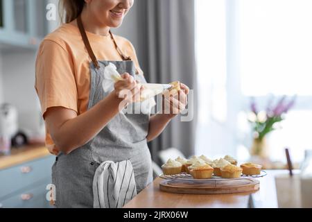 femme cuisant de la nourriture et de la pâtisserie sur la cuisine à la maison Banque D'Images