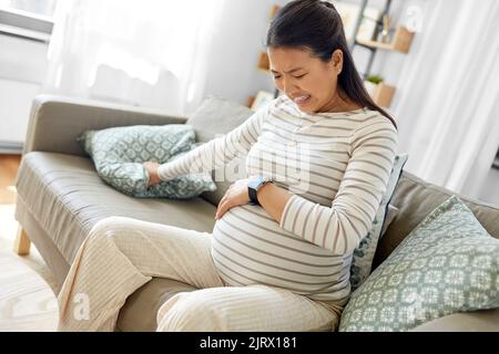 femme enceinte ayant des contractions de travail à la maison Banque D'Images