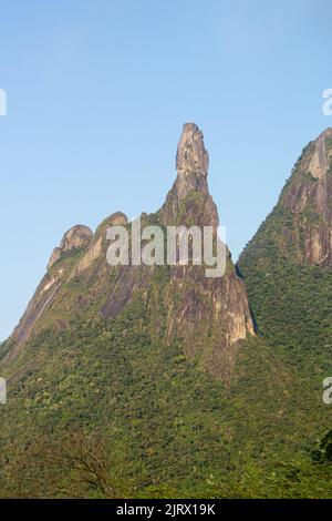 symbole de montagne du doigt de dieu de l'alpinisme brésilien situé à teresopolis à rio de janeiro, brésil. Banque D'Images