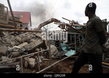 Abuja, Nigéria. 26th août 2022. Un homme se tient sur le site d'un effondrement à Kubwa, dans la banlieue d'Abuja, au Nigeria, le 26 août 2022. Deux personnes ont été confirmées mortes après l'effondrement d'un bâtiment de trois étages en reconstruction à Kubwa au début de vendredi, a déclaré un responsable. Credit: Sodiq Adelakun/Xinhua/Alamy Live News Banque D'Images