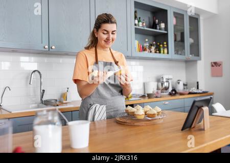 femme cuisant de la nourriture et de la pâtisserie sur la cuisine à la maison Banque D'Images