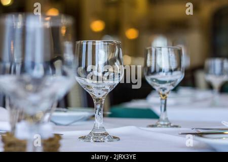 Projeto Rio VintageBoles de verre sur une table avec nappe blanche et couverts sur la table à Santa Catarina brésil. Banque D'Images