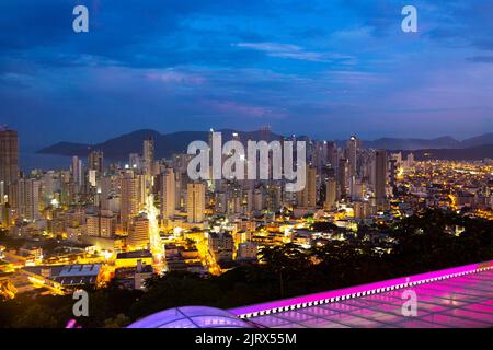 Lumières de la ville de balneario camboriu à santa catarina Brésil Banque D'Images