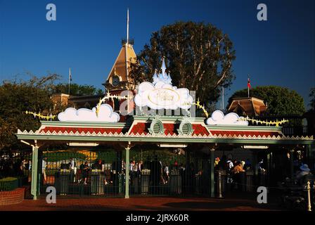 Les employés de Disneyland se préparent à ouvrir les portes au public en début de matinée Banque D'Images