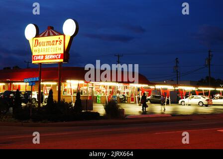 Un panneau pour Doumar's, une route classique dans le restaurant de Norfolk, en Virginie, est illuminé la nuit Banque D'Images