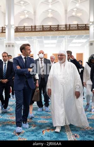 Alger, Algérie. 26th août 2022. Le président français Emmanuel Macron au Grand Mosquee de Algers à Alger sur 26 août 2022.photo par Eliot Blondt/ABACAPRESS.COM crédit: Abaca Press/Alay Live News Banque D'Images