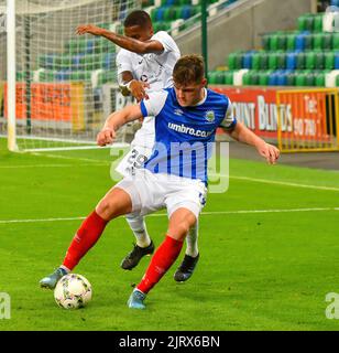 Ethan Devine & Fabricio Rodrigues da Silva Ferreira - Linfield vs RFS, Europa Conference League Play-off, Windsor Park Belfast, 25th août 2022 Banque D'Images