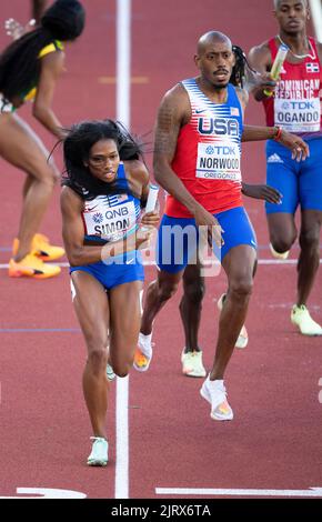 Kennedy Simon et Vernon Norwood se disputent la finale du relais mixte aux Championnats du monde d'athlétisme, Hayward Field, Eugene, Oregon, États-Unis, le 15t Banque D'Images