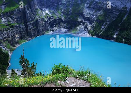 Lac Oeschinen (Oeschinensee) à Kandersteg, dans l'Oberland bernois, Suisse, site classé au patrimoine mondial de l'UNESCO Banque D'Images