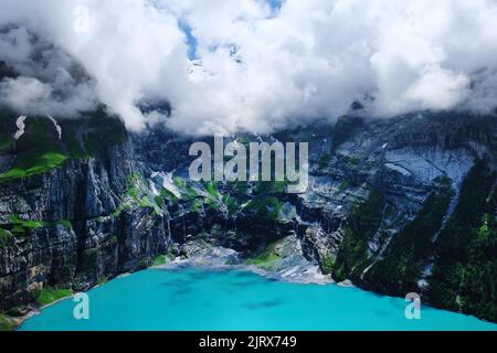 Lac Oeschinen (Oeschinensee) à Kandersteg, dans l'Oberland bernois, Suisse, site classé au patrimoine mondial de l'UNESCO Banque D'Images