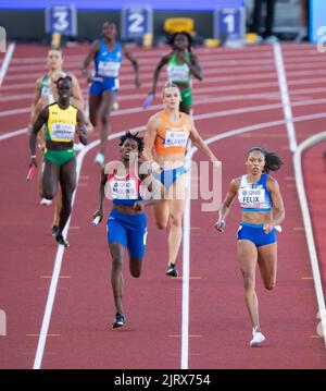 Marileidy Paulino et Allyson Felix participant à la finale de relais mixte aux Championnats du monde d'athlétisme, Hayward Field, Eugene, Oregon USA sur le Banque D'Images