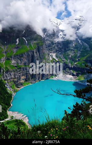 Lac Oeschinen (Oeschinensee) à Kandersteg, dans l'Oberland bernois, Suisse, site classé au patrimoine mondial de l'UNESCO Banque D'Images