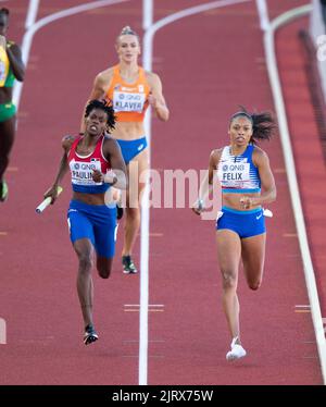 Marileidy Paulino et Allyson Felix participant à la finale de relais mixte aux Championnats du monde d'athlétisme, Hayward Field, Eugene, Oregon USA sur le Banque D'Images