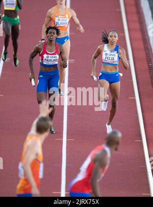 Marileidy Paulino et Allyson Felix participant à la finale de relais mixte aux Championnats du monde d'athlétisme, Hayward Field, Eugene, Oregon USA sur le Banque D'Images