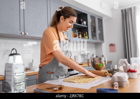 femme cuisant de la nourriture et de la pâtisserie sur la cuisine à la maison Banque D'Images