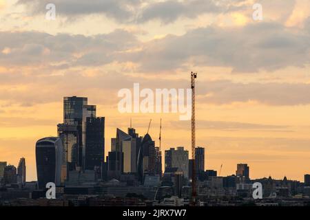 Vue panoramique sur la ville de Londres le principal quartier central des affaires de Londres vu du Sud. Le Shard est le bâtiment le plus haut du Royaume-Uni Banque D'Images