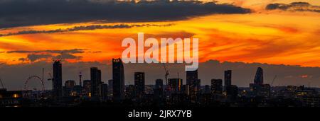 Vue panoramique spectaculaire sur l'Elephant and Castle, BT Tower en arrière-plan, au coucher du soleil, vue du sud-est de Londres Banque D'Images