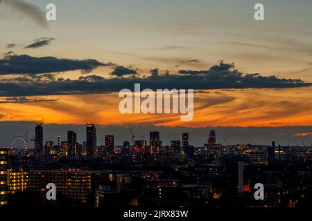 Vue panoramique spectaculaire sur l'Elephant and Castle, BT Tower en arrière-plan, au coucher du soleil, vue du sud-est de Londres Banque D'Images