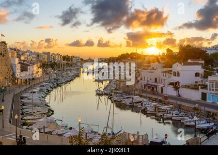 Paysage avec Ciutadella de Menorca au coucher du soleil, île de Minorque, Espagne Banque D'Images