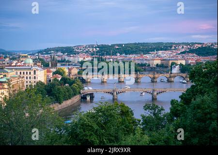 Des ponts célèbres sur la Vltava dans la ville de Prague dans la soirée Banque D'Images