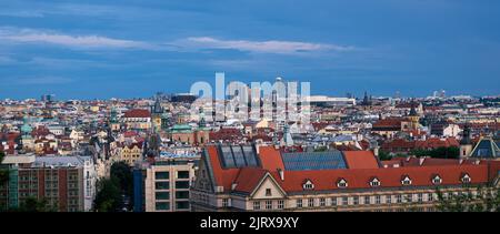 Vue panoramique sur la vieille ville et le quartier des affaires plus loin de la ville de Prague, en Tchéquie Banque D'Images