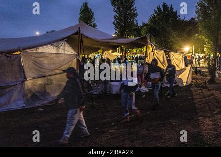 Ter Apel, pays-Bas. 26th août 2022. 2022-08-26 21:17:15 TER Apel - les demandeurs d'asile se préparent pour un séjour d'une nuit devant la porte du centre d'application surpeuplé de Ter Apel. Au cours des dernières nuits, 700 personnes ont dormi à l'extérieur du centre d'applications parce qu'il n'y a pas assez d'espace. Le gouvernement se hâte de mettre fin au chaos. ANP VINCENT JANNINK pays-bas - belgique sortie crédit: ANP/Alay Live News Banque D'Images