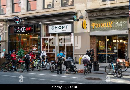 Les livrateurs se rassemblent à l'extérieur d'une rangée de restaurants dans le quartier Union Square de New York, mardi, 16 août 2022. (© Richard B. Levine) Banque D'Images