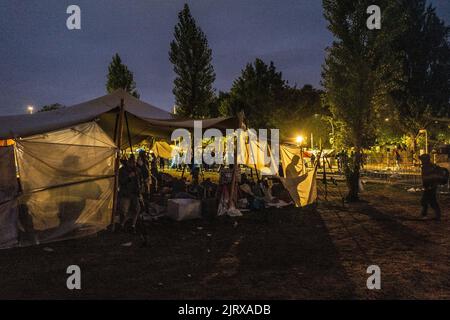 Ter Apel, pays-Bas. 26th août 2022. 2022-08-26 21:19:44 TER Apel - les demandeurs d'asile se préparent pour un séjour d'une nuit devant la porte du centre d'application surpeuplé de Ter Apel. Au cours des dernières nuits, 700 personnes ont dormi à l'extérieur du centre d'applications parce qu'il n'y a pas assez d'espace. Le gouvernement se hâte de mettre fin au chaos. ANP VINCENT JANNINK pays-bas - belgique sortie crédit: ANP/Alay Live News Banque D'Images