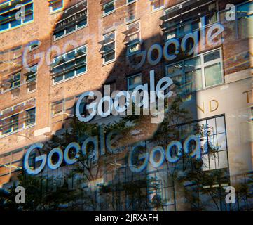 Le logo Google sur leur bâtiment au 111 Eighth Avenue à New York le dimanche, 14 août 2022. (© Richard B. Levine) photo d'illustration avec filtre à prisme. Banque D'Images