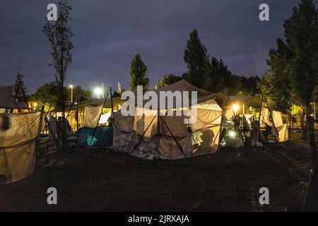 Ter Apel, pays-Bas. 26th août 2022. 2022-08-26 21:21:32 TER Apel - les demandeurs d'asile se préparent pour un séjour d'une nuit devant la porte du centre d'application surpeuplé de Ter Apel. Au cours des dernières nuits, 700 personnes ont dormi à l'extérieur du centre d'applications parce qu'il n'y a pas assez d'espace. Le gouvernement se hâte de mettre fin au chaos. ANP VINCENT JANNINK pays-bas - belgique sortie crédit: ANP/Alay Live News Banque D'Images