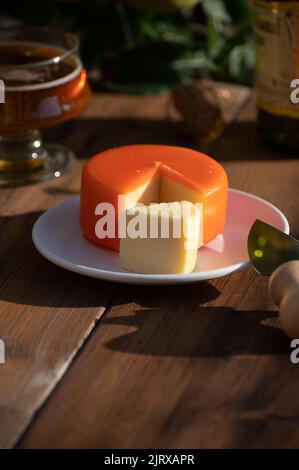 Dégustation de cheddar bio de fermiers en cire d'orange en plein air Banque D'Images