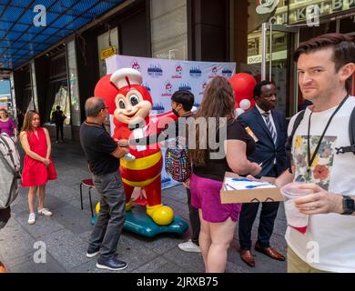 Les amateurs de poulet et de joie affluent vers l'ouverture officielle du restaurant de restauration rapide Jollibee de Times Square à New York jeudi, 18 août 2022 . La chaîne de restaurants, surnommée le McDonald's philippin en raison de son omniprésence et de sa popularité dans le pays, a ouvert son magasin Times Square. Jollibee Foods Corp. Compte 65 magasins aux États-Unis, le quatrième à New York. (© Richard B. Levine) Banque D'Images