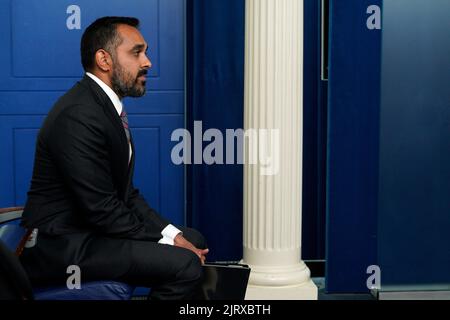 Bharat Ramamurti, directeur adjoint du Conseil économique national, attend de prendre la parole lors d'une conférence de presse dans la salle de presse de James S. Brady à la Maison Blanche à Washington, DC, Etats-Unis, le vendredi 26 août, 2022. Hier, le président Biden a déclaré que les candidats républicains au Congrès étaient engagés à « défier l'Amérique » et qu'il n'avait aucun respect pour les adhérents de l'ancien président Donald Trump, alors qu'il a lancé son effort de campagne de mi-mandat avec un rassemblement dans la banlieue du Maryland. Crédit: Yuri Gripas/Pool via CNP /MediaPunch Banque D'Images