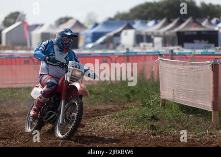 Pleyber-Christ, France - août 26 2022 : Biker participant au Trophée Gibeau organisé pendant l'Armoricaine TT, un événement sportif avec acc. Libre Banque D'Images