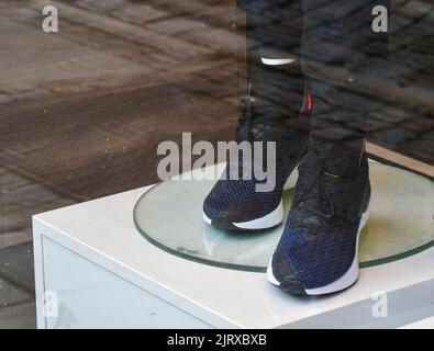 Chaussures et mannequin dans une vitrine Banque D'Images