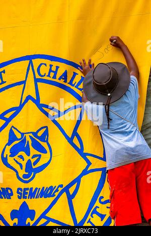 Un scout de Cub signe un drapeau au camp Seminole, 24 juin 2011, Starkville, Mississippi. Banque D'Images