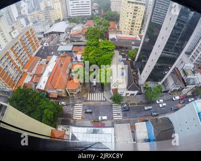 Bâtiments dans le centre-ville de São Paulo au Brésil par temps pluvieux. Banque D'Images