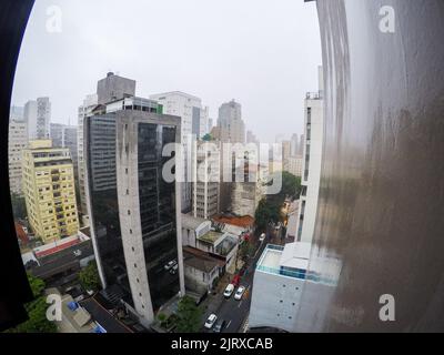 Bâtiments dans le centre-ville de São Paulo au Brésil par temps pluvieux. Banque D'Images