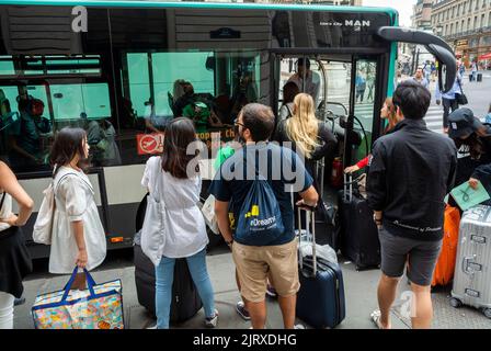 Paris, France, foule, jeunes touristes parisiens par derrière, en prenant la navette de l'aéroport Roissy Charles de Gaulle bus RATP avec bagages Banque D'Images