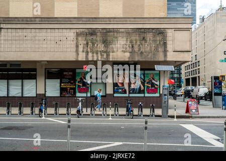 Le panneau Gristedes est allé sur un bâtiment qui abritait un supermarché Gristedes maintenant fermé, un centre de tennis et d'autres entreprises dans le quartier de Chelsea à New York mercredi, 10 août 2022. Le bâtiment, propriété de la coopérative Mutual Redéveloppement Housing, a atteint la fin de sa durée de vie et est en train de tomber, pour être remplacé par le logement. (© Richard B. Levine) Banque D'Images