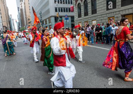 La troupe de danse amérindienne se produit dimanche au défilé de l'indépendance indienne sur Madison Avenue, à 21 août 2022. Le défilé revient après une pandémie de deux ans qui célèbre l'anniversaire de la partition de l'Inde de la domination britannique sur 15 août 1947. (© Richard B. Levine) Banque D'Images