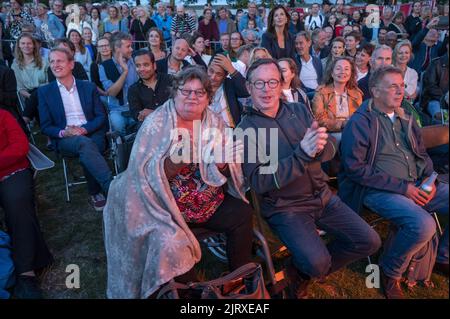 Amsterdam, pays-Bas. 26th août 2022. 2022-08-26 20:50:58 AMSTERDAM - audience à la représentation de Willeke Alberti au coup d'envoi de l'Uitmarkt sur le Museumplein. Cela ouvre la saison culturelle. ANP EVERT ELZINGA pays-bas - belgique OUT crédit: ANP/Alay Live News Banque D'Images