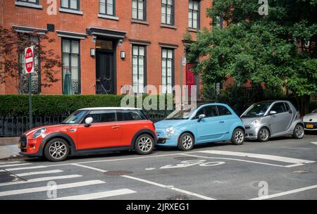 Une Mini Cooper, fabriquée par BMW, une Fiat, fabriquée par Stellantis et une Smart car, fabriquée par Daimler, toutes alignées à Chelsea à New York mardi, 23 août 2022. (© Richard B. Levine) Banque D'Images