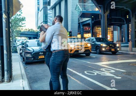 Un baiser et un câlin sous la High Line près des chantiers de Hudson à New York, mardi, 23 août 2022. (© Richard B. Levine) Banque D'Images