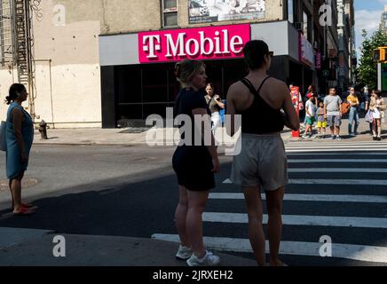 Un magasin T-Mobile USA dans le quartier de Chelsea à New York vendredi, 19 août 2022. (© Richard B. Levine) Banque D'Images